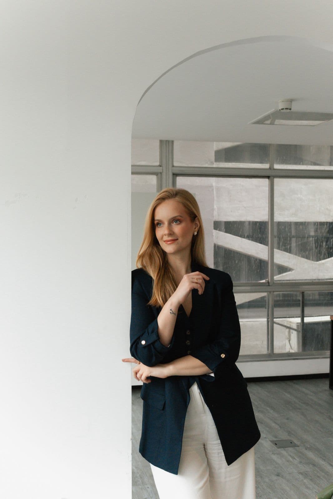 Anne Amato, nutricionista especialista em saúde gastrointestinal, de blazer em ambiente profissional
